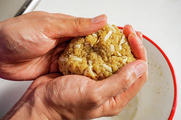 (2)丸める! 片栗粉が混ざって固くなってきたら、おにぎりを作る要領で丸く握って大きな球体を作ろう。握ると油がたっぷりと染み出てくる。手が滑るので落とさないように気をつけること