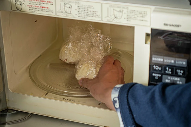 (1)レンチン! 冷凍肉まん、牛カルビ、生姜焼きはいずれもレンチンして温めておく。今回はこの3品を使用したが、ほかの中華まんや肉料理の組み合わせもぜひ試してみてほしい