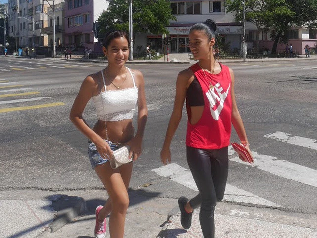 キューバの街中で見つけたキュートなふたり