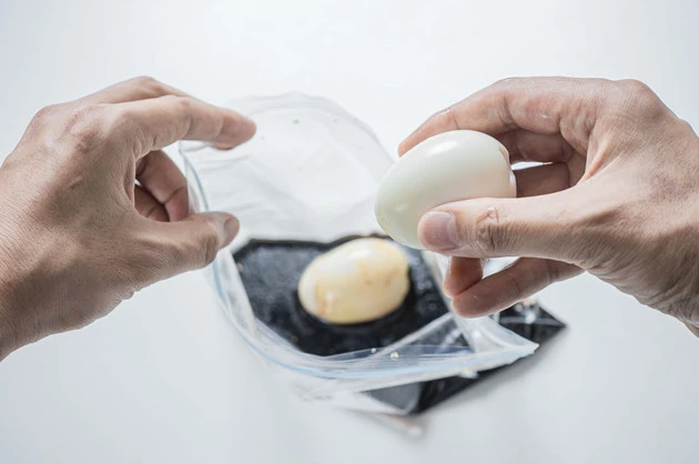 (3)漬ける! ゆで上げた卵を氷水で冷やしてから殻をむき、水気をよく切ってからペヤングソースの中に漬け込む。漬け込む時間もお好みで調整して構わないが、今回は半日漬け込んでみた