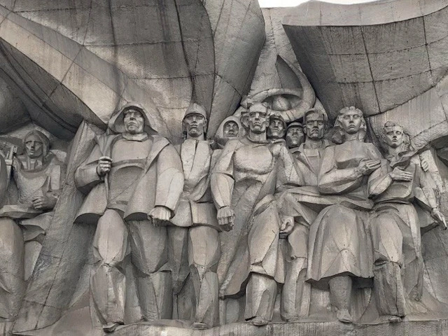 彫刻家アナトール・ヤフィモビッチ・アルシモビッチによる作品『Solidarity(連帯)』