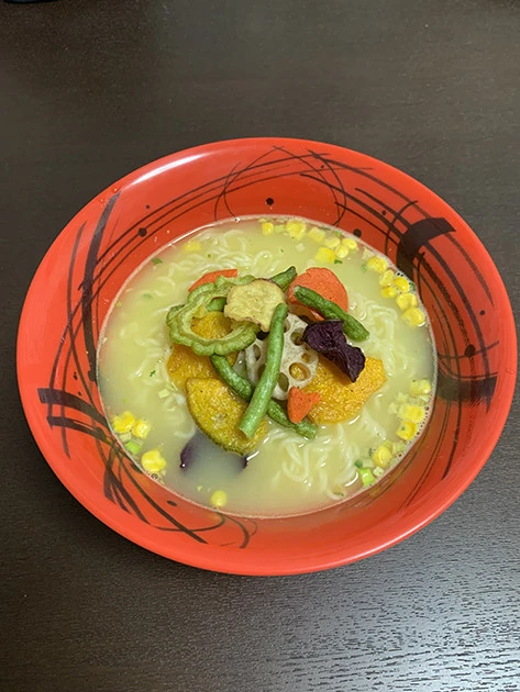 塩の健康アレンジレシピ。野菜チップスを加えるだけで、食感の幅も広がる