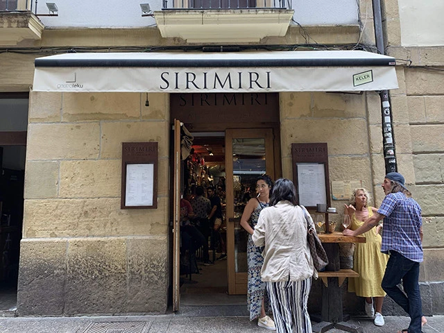 「ＳＩＲＩＭＩＲＩ」外観。若者の店員さんが多いオシャレなお店