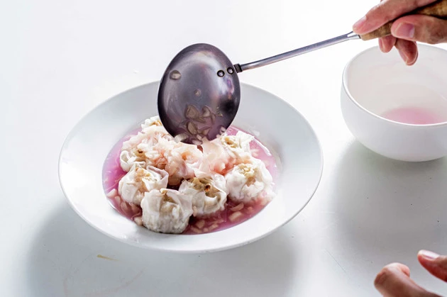 (4)かける! 温めておいた「ザ★シュウマイ」にとろみをつけたソースをかけ、たっぷりと絡めながら食べよう。新生姜の辛味と爽やかな味が肉汁の存在感を引き立てる。激ウマ!