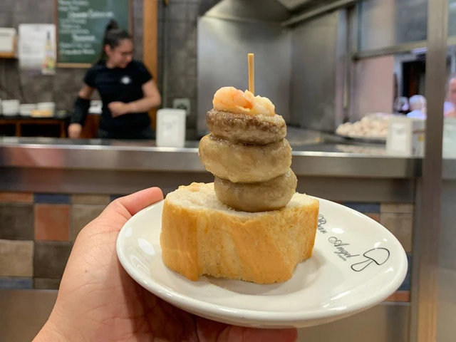 たっぷりオイルとガーリックで調理されたシャンピニオン（マッシュルーム）