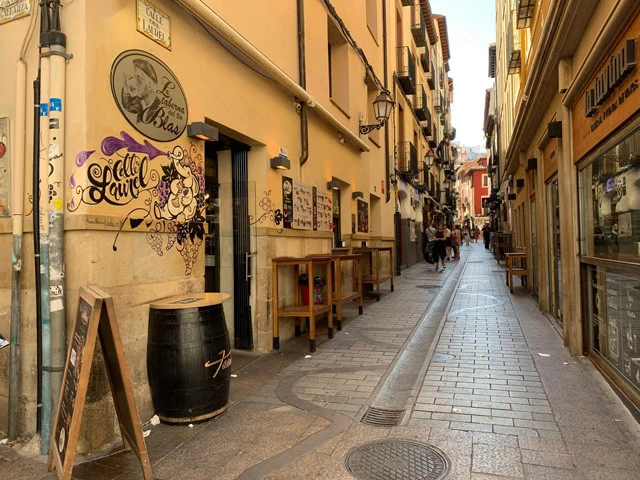 ログローニョの観光スポット人気ナンバーワンは、バルが集うラウレル通り! 昼間はガラーン(笑)