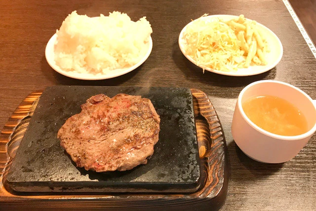 ザ・ＯＫＩＮＡＷＡスタイル！　低脂質でやわらかな赤身を使用『やっぱりステーキ』。肉は鉄板ではなく、富士山の溶岩を使ったプレートの上に置かれている