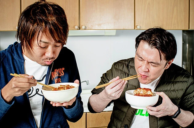 (5)激ウマ! ホカホカご飯の上にライスとんかつを盛りつけたら、ソースをたっぷりかけて食べよう。お好みで味噌やポン酢で食べてもOKだが、どれもたっぷり使うことがポイントとなる