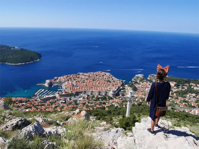 キキのコスプレをする浮かれた観光客の背中