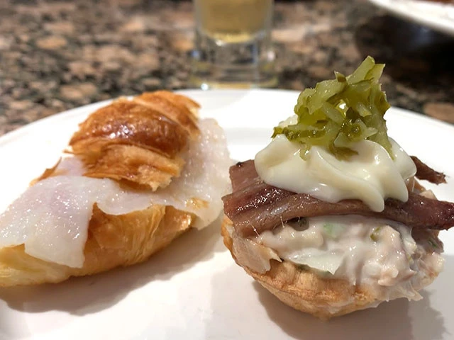 「ＧＡＮＢＡＲＡ」のピンチョス。「白身魚のクロワッサンサンド」と「アンチョビのタルト」