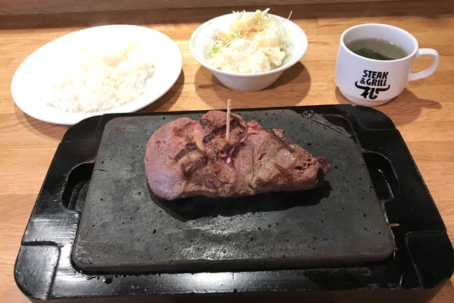 スープバー・サラダバーがついた「松ステーキ」は２００ｇ１０００円と、「やっぱり」とまったくの同価格。使っている肉の部位も同じだが、ご飯は別料金でお代わりも有料
