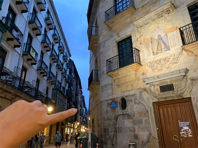 ジョン宮殿。指を指しているところに小さくベゴニャ教会が見える！