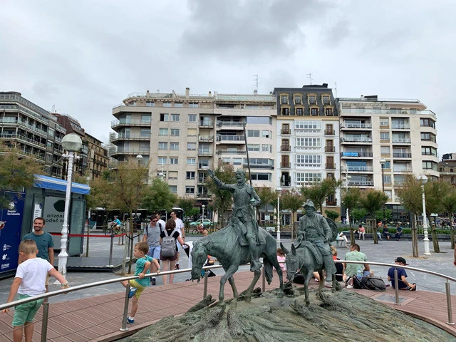ドノスティア／サン・セバスチャンの街中。年配者や家族連れが多い避暑地という印象