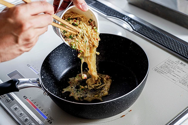 （２）焼く！　麺を軽くほぐしたら麺とスープをフライパンに移し、強火でスープを煮詰めるようにしながら麺を焼こう。フライパンが深い場合は水気が飛びにくいのでスープの量を調整する