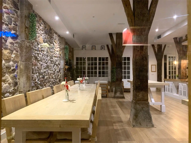 窓から中を覗いてみると北欧風のかわいいダイニング