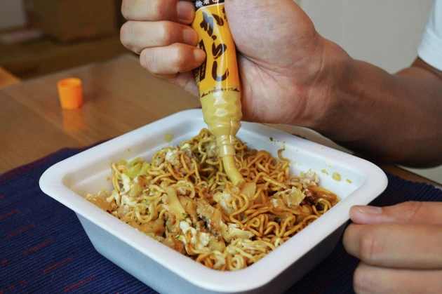 (4)からし! そのまま食べてもぶっちぎりでウマいが、お好みでからしを追加するとなおよし。焼売でまろやかになった味がビシッと引き締まる。辛すぎた場合はマヨネーズで中和しよう