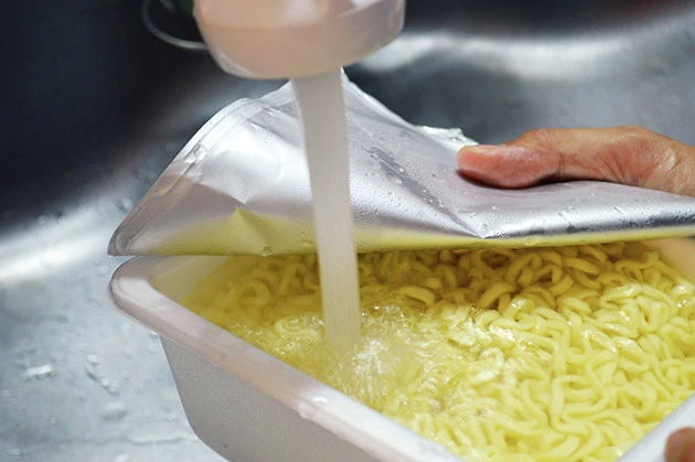 (3)冷やす! 容器からもやしを取り出し、今度は冷水を注いで水切りを何度か繰り返して麺を冷やそう。麺のコシを堪能するためにはこの工程が重要。最後に氷水で冷やすと効果的だ