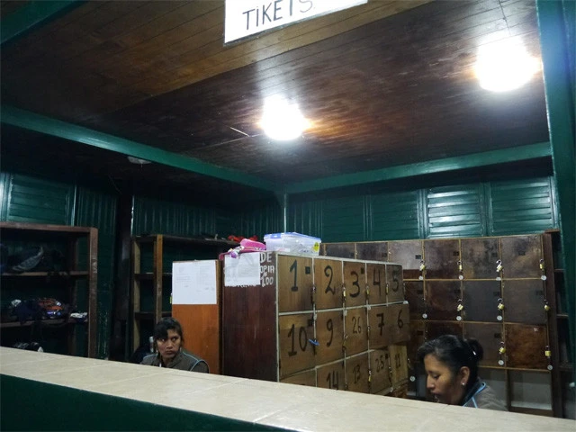 貴重品はこの頼りないロッカーに