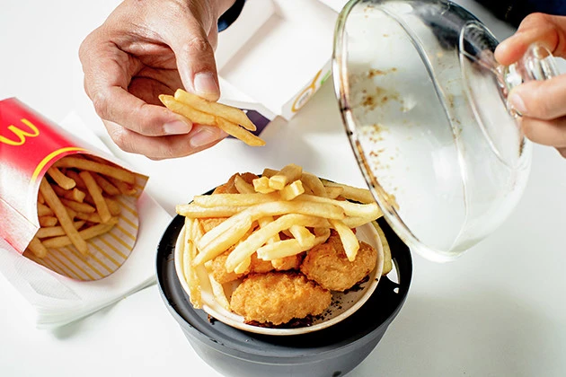 (5)サイド! ビッグマックに続いてマックフライポテトとチキンマックナゲットも燻製したが、いずれも燻製との相性の高さを確認できた。ぜひほかのメニューでもいろいろ試してみよう