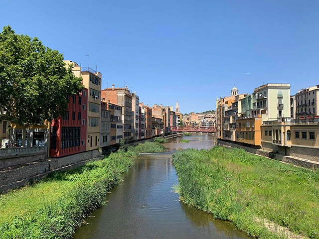 ジローナの街の中心地を流れる「オニャール川」