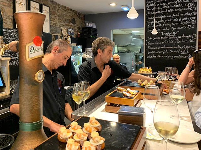 「Ｃａｓａ　Ｕｒｏｌａ」のピンチョスが並ぶカウンター