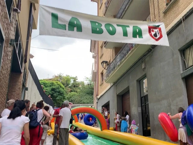 子供達が坂道を利用してウォータースライダーで水遊び！