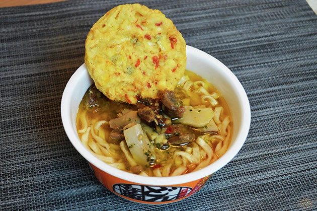 【B級フード研究家・野島慎一郎のバカレシピ】どん兵衛の麺がまるで生パスタに早変わり?「アヒージョぶっかけどん兵衛」