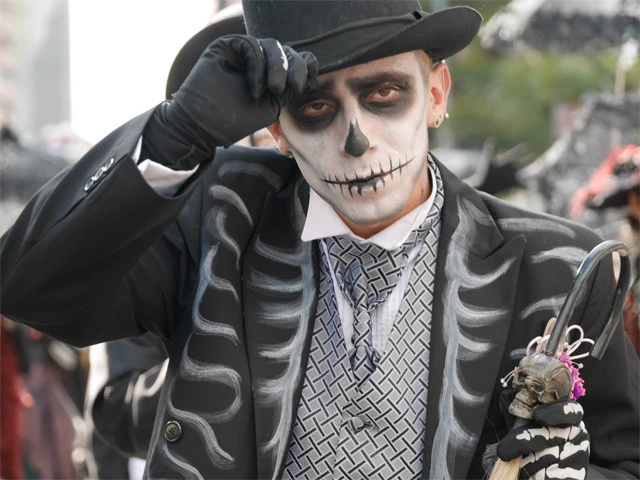 パレードにジェームズ・ボンドが紛れ込んでいるかも！？