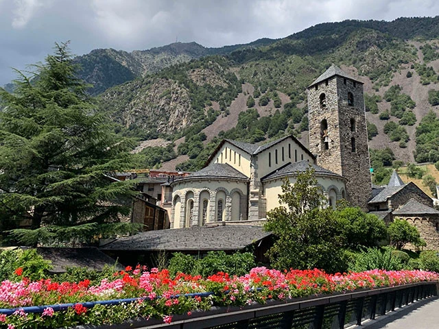 １２世紀に建造された中世ロマネスク様式の「サン・エステバ教会」