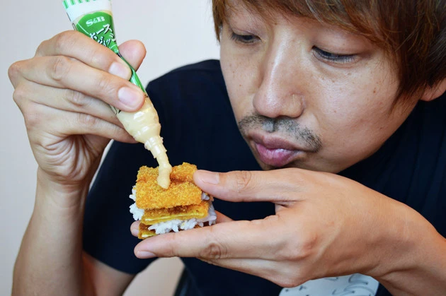 （５）チューブ！　あとはおいしく食べるだけだが、せっかくなので調味料をちょい足ししながら味の変化も楽しみたい。何を塗っても相性は抜群だが、最高の組み合わせを探してみよう