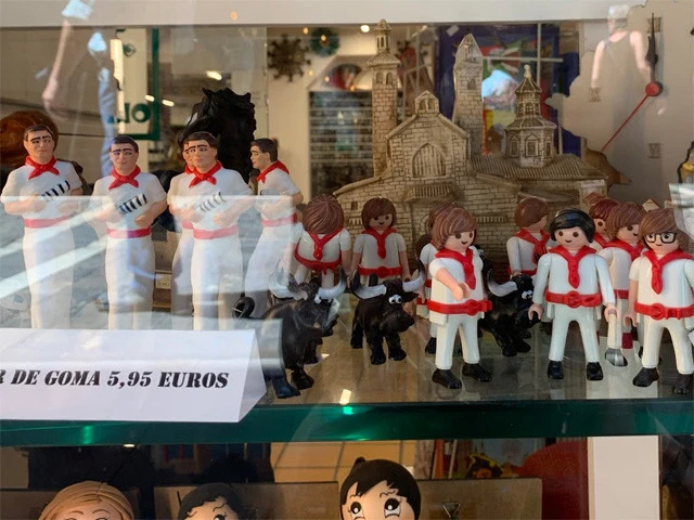 かわいい牛追い祭りグッズ。参加者は白い服装に赤いスカーフと腰巻をする