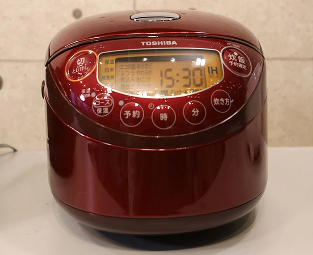 【東芝　ＲＣ－６ＸＭ】購入価格１万８５００円。保温力の高い厚さ５㎜の「備長炭鍛造かまど釜」を採用しながら、バーゲンプライスを達成。圧力ＩＨ炊飯器並みの炊き上がりは評価高し！　硬めのご飯が好きな人にはベストセレクトになりそう