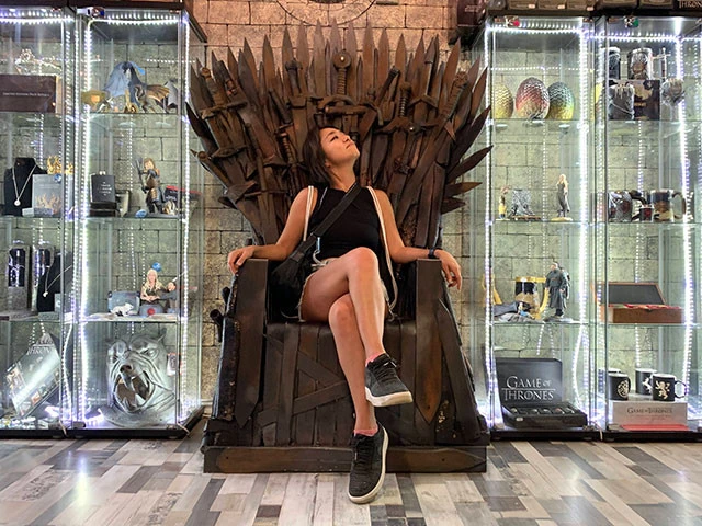 アニメショップで「鉄の玉座に座って悪そうな顔をしろ」と言われてやってみた