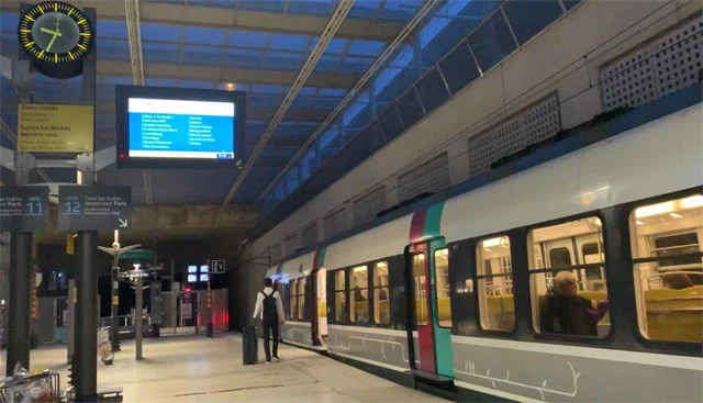 空港から電車に乗って宿へと向かう