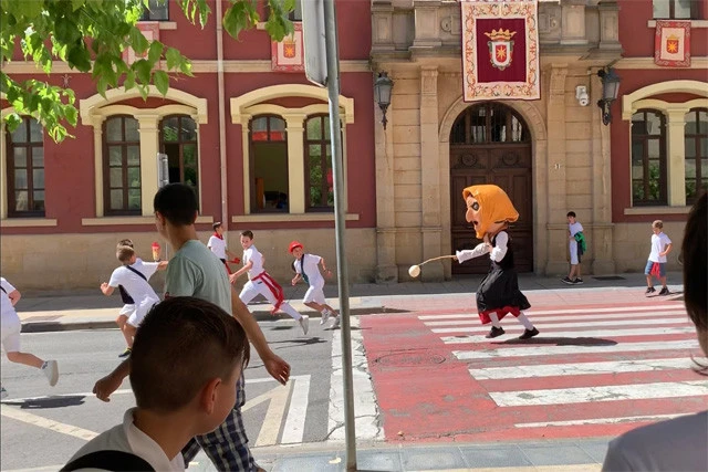 少年たちを巨大頭が追いかけ回している