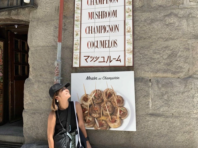 お店の看板にはカタカナで「マツツユルーム」と書かれています