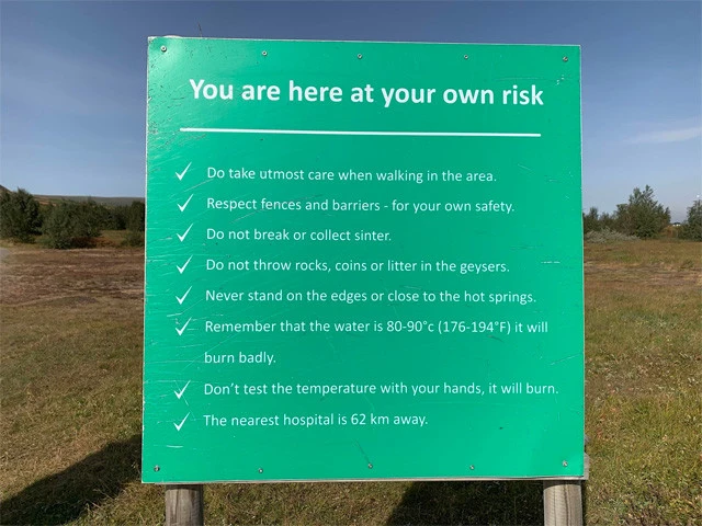 注意に最寄りの病院が載っているが笑いごとではない。火傷することもあるのだ