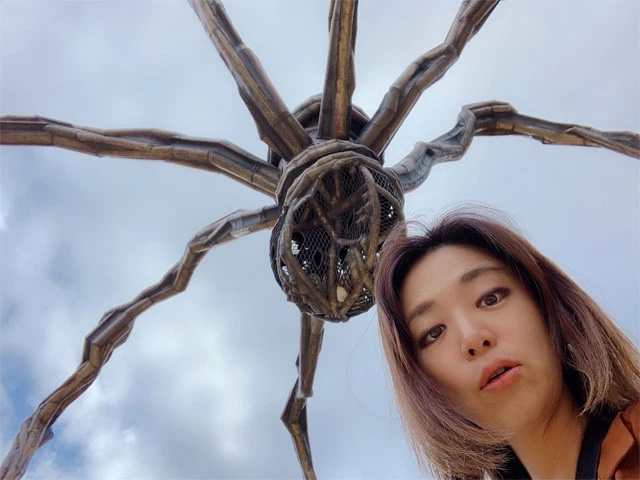 六本木ヒルズでもおなじみの蜘蛛のオブジェ！　下から撮ったら私二重アゴ！