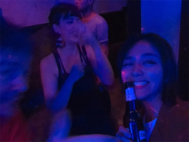 クラブでもうひとり女子が加わって一緒に踊る