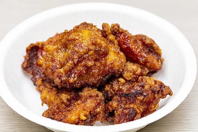 小僧寿し系列のテイクアウト専門店 元祖からあげの中津家 マルキン醤油 唐揚げ5個 660円 醤油、ショウガ、ニンニクベースのマルキン醤油唐揚げは、その風味が肉までしっかりと染み込んでいる。ほかにも油淋鶏やチキン南蛮、辛口の「赤からあげ」といった商品をそろえる