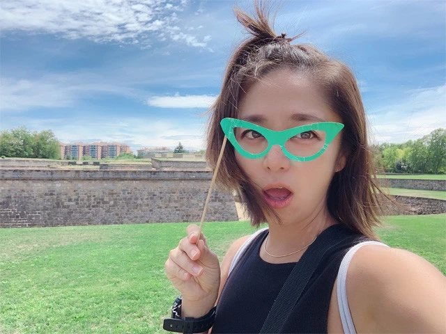 パンプローナの要塞に落ちていたメガネのプロップス。思わずかけてみる