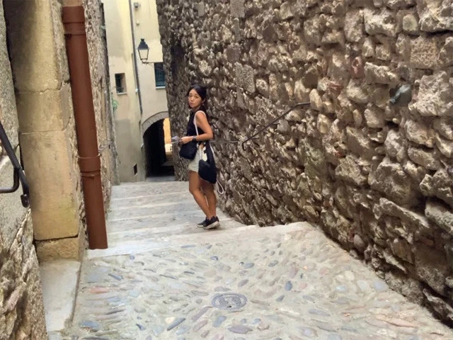 一見なんの変哲も無い細い路地裏の石階段だが、アリアが逃げた階段