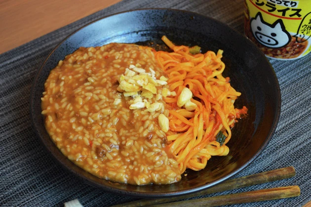 【B級フード研究家・野島慎一郎のバカレシピ】話題のマシライスを強引にソースにしてぶっかける「マシライスソースの汁なし担々麺」
