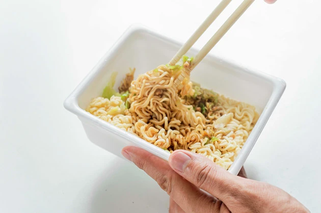 (1)ペヤング! まずは通常どおりペヤングを作り、耐熱皿の上に移動させる。気をつけることがあるとすればにおいに釣られて食べてしまわないことだけ。これからもっとウマくなるので我慢だ!