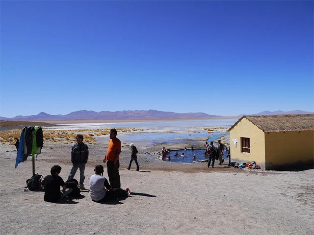 次々とツアーの団体がやってくる