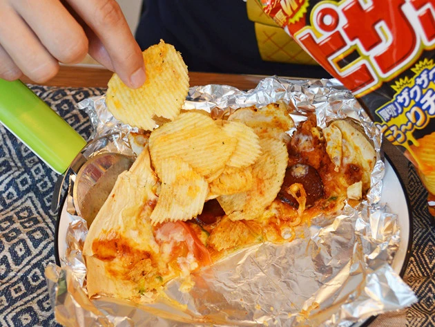 (4)ピザポテ! 焼き上がったピザはそのまま食べても最高にウマいが、さらに追加でピザポテトをのせるといっそうザクザクの食感を楽しむことができる。好きなだけ「追いピザポテ」しよう