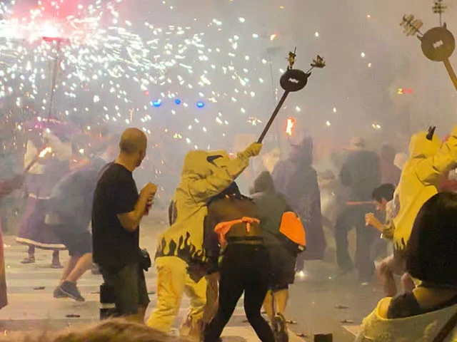 みんなワーキャーと逃げ回るなか、悪魔に突っ込んで行ったのは私たちの仲間（笑）