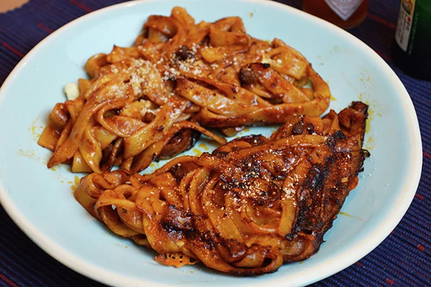 【B級フード研究家・野島慎一郎のバカレシピ】コンビニの冷凍パスタをホットサンドメーカーで焼いた「ボロネーゼで作るラザニアサンド」