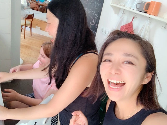 恥ずかしがり屋で一緒に写真を撮れなかったケイト（ピンクの服）