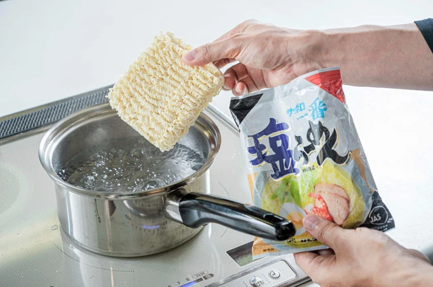 (1)一番! 鍋でお湯を沸かし、サッポロ一番 塩らーめんの麺を入れてほぐしながら3分待つ。火を止め、スープは入れずに麺をざるにあけ、流水で冷やしたら水気を切り、食器に盛りつける